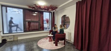 Jak navrhnout malý salon tak, aby působil klidně a zároveň prostorně?